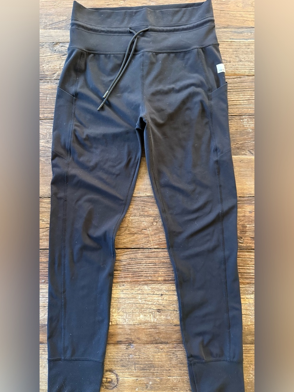 Vuori Black Women's Daily Leggings with Side Pockets. Size Medium
